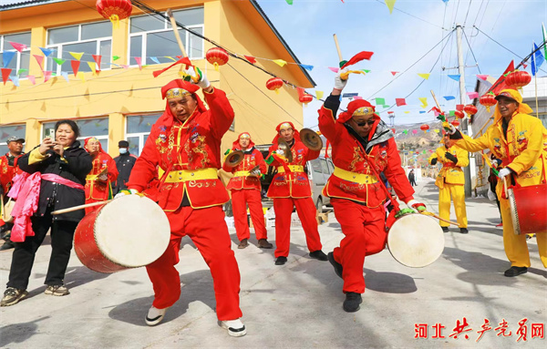 2024年2月23日，河北省张家口市桥东区大仓盖镇羊房堡村村民在进行社火表演。