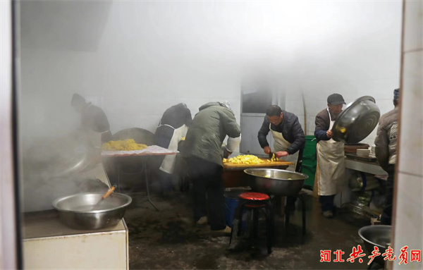 2024年2月23日，河北省张家口市桥东区大仓盖镇羊房堡村村民在百家宴上帮厨做饭。