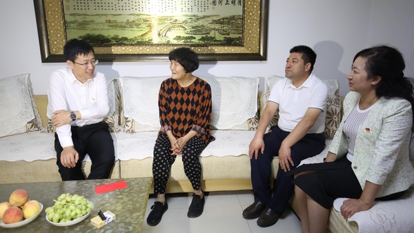 陪同张春生到赵桂英家慰问2.JPG